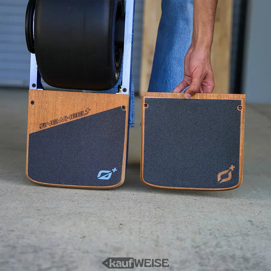 Holz-Skateboard-Deck mit schwarzem Grip Tape und Dreamwells Branding